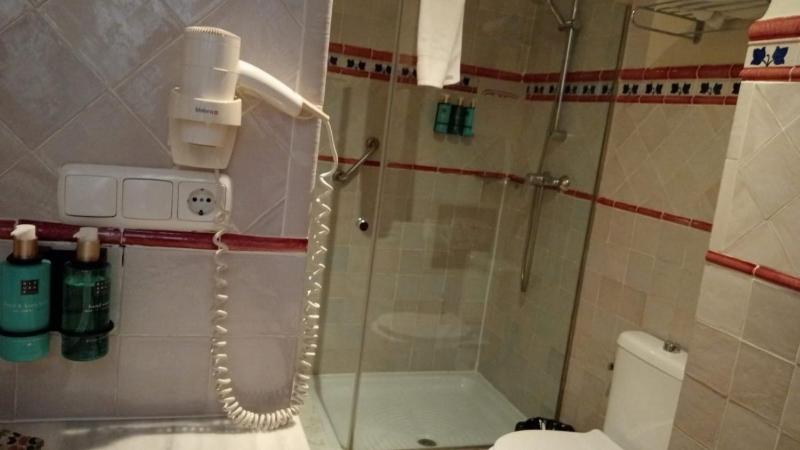 Economy Double Room image 4