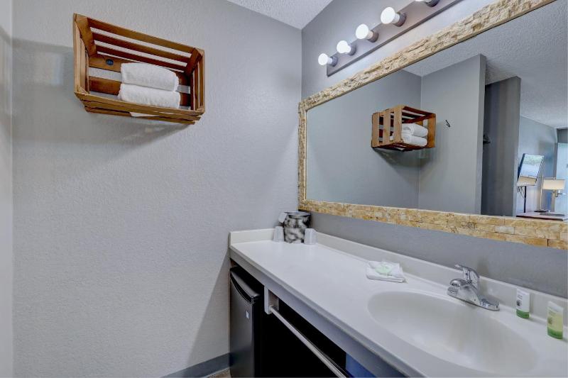 Queen Suite with Pool View image 1