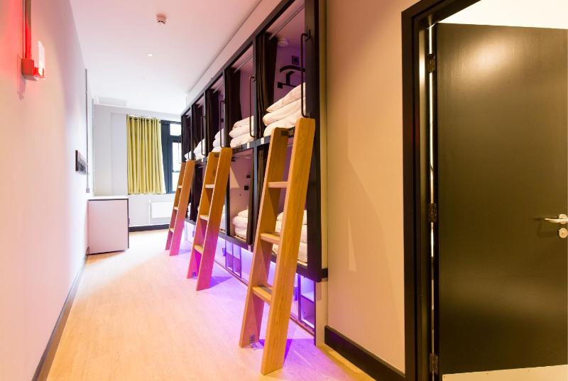 Pod in a 10-12 bed Mixed Dormitory image 4