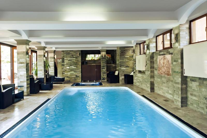 Hotel Grand - image 1