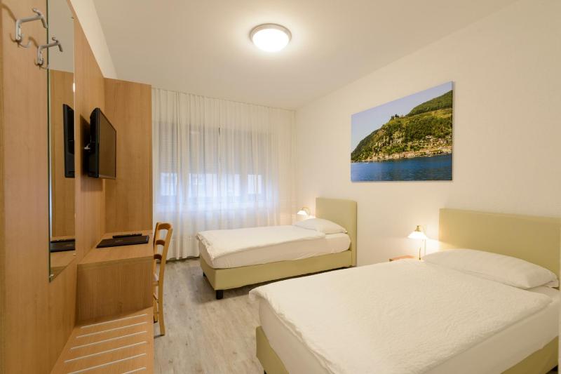 Twin Room image 1