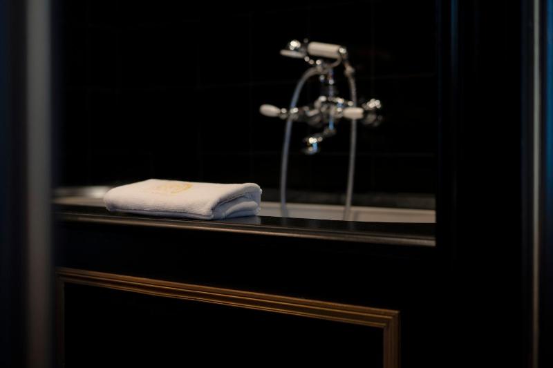 Deluxe Double Room with Private Access to Pool and Spa image 3