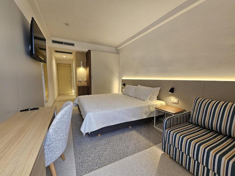 Standard Triple Room with Balcony image 4