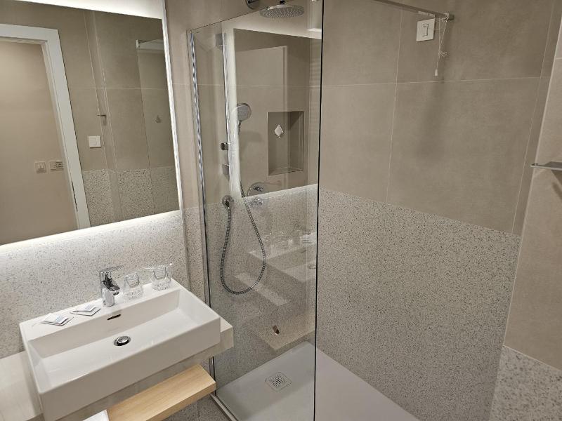 Standard Triple Room with Balcony image 3