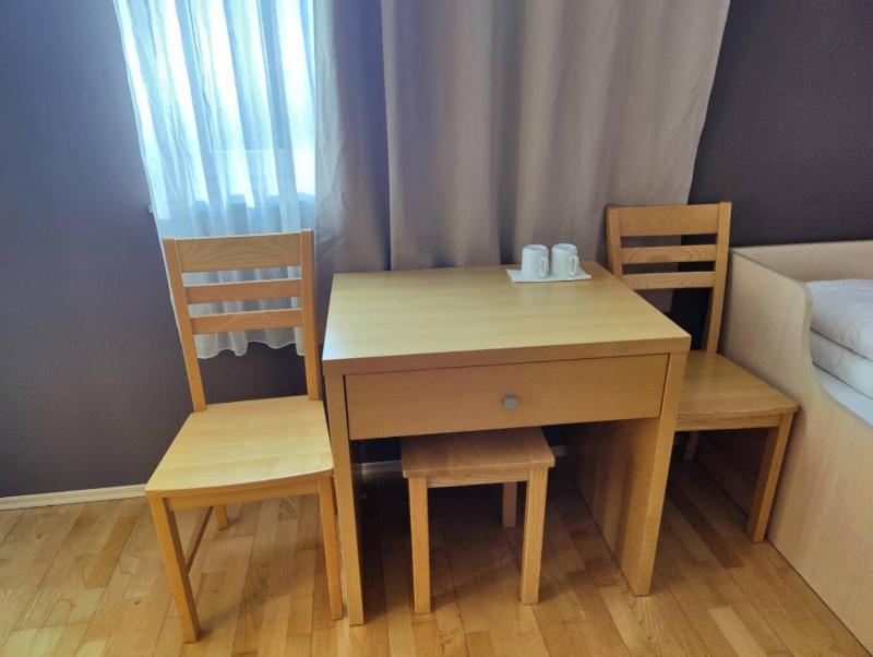 Standard Twin Room image 4
