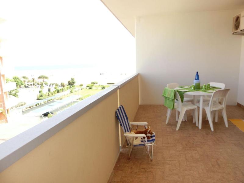 Relaxing seaside flat in a modern residence - image 14