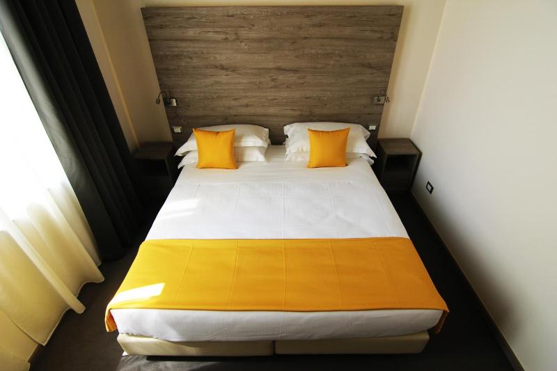 Double or Twin Room image 4