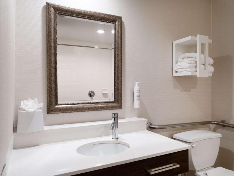 Queen Room with Mobility Access/Non-Smoking image 3