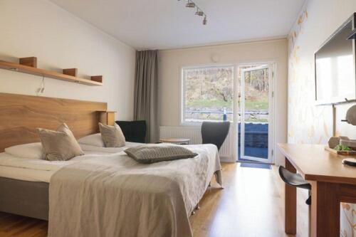 Standard Twin Room image 1