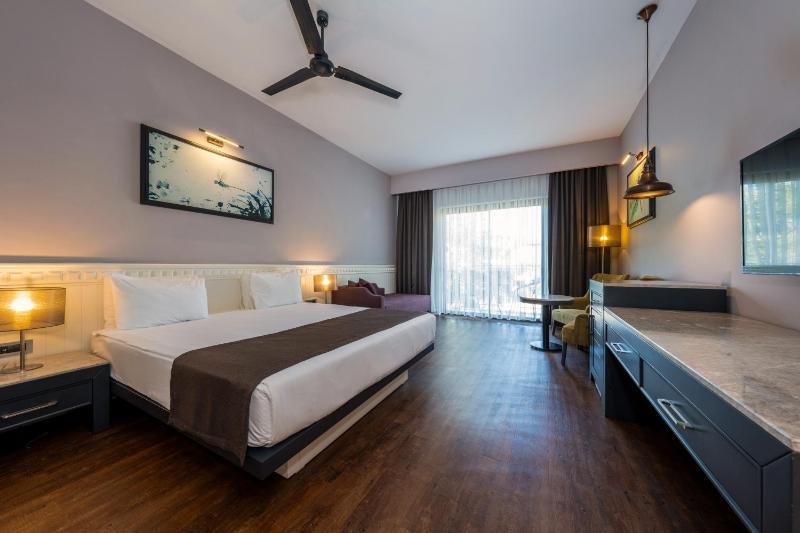 Double Room with Land View image 4