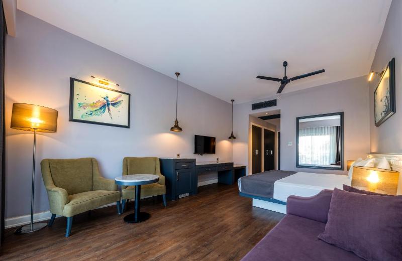 Double Room with Land View image 3