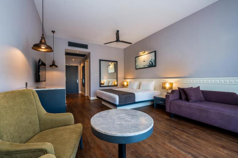Double Room with Land View image 2