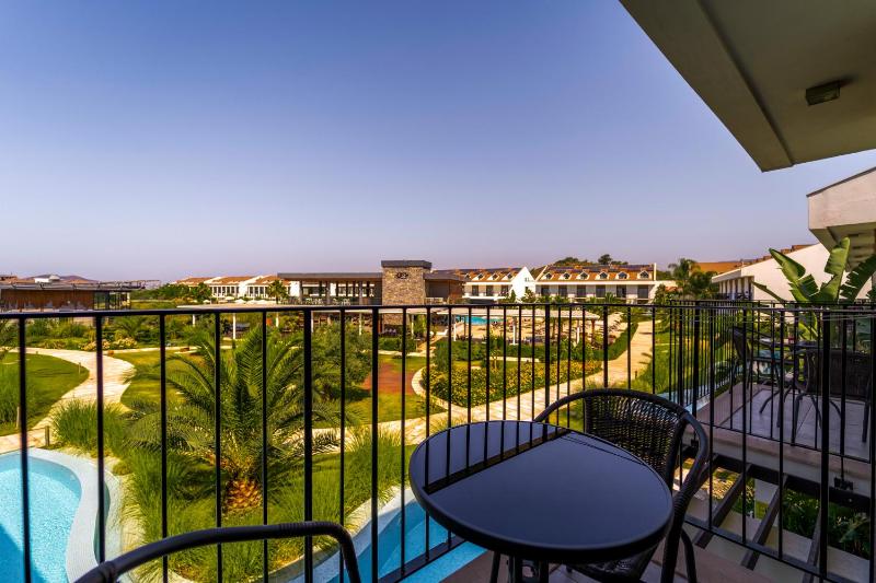 Double Room with Pool View image 1