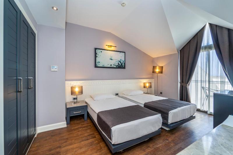 Double Room with Pool View image 2