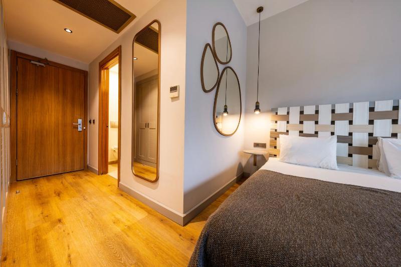 Double or Twin Room with Pool Access image 3