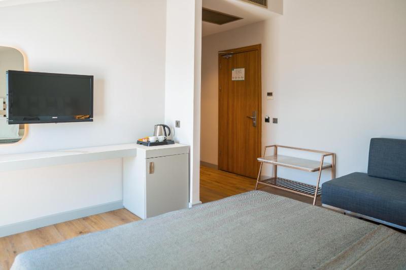 Double Room with Pool View image 4