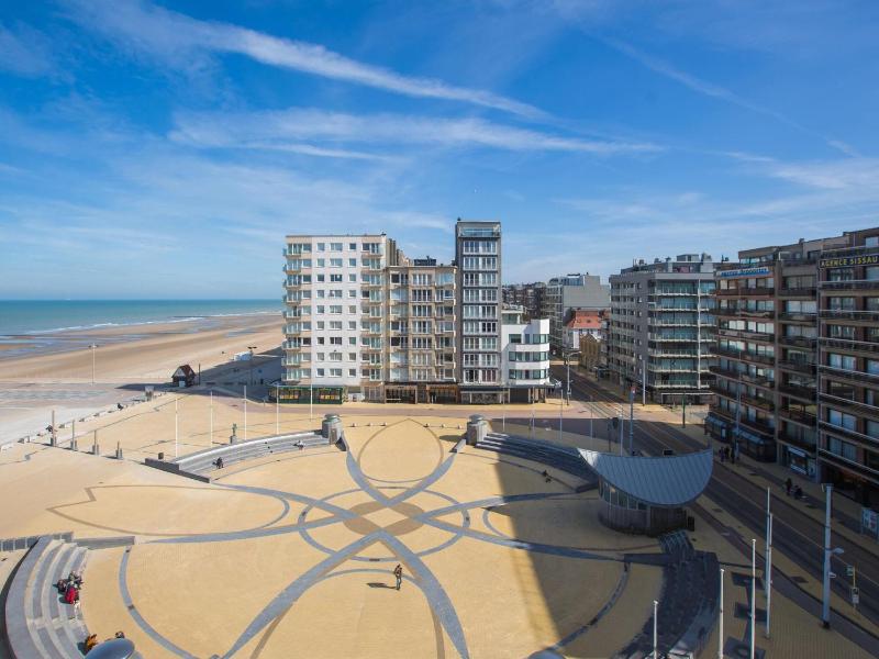 Stylish Stay w Sea Views - image 19