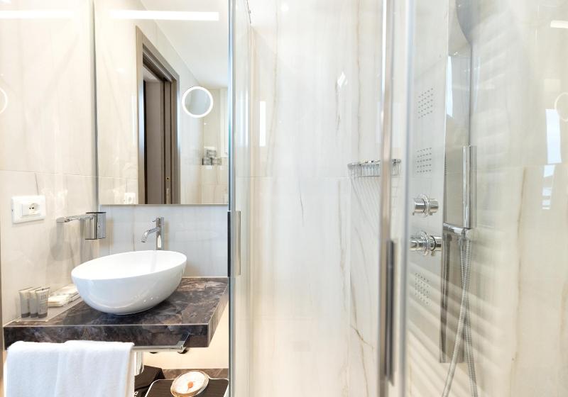 Prestige Triple Room image 3