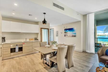 Front Bay View Terrace + Rooftop Pool+ Near Beach - image 10
