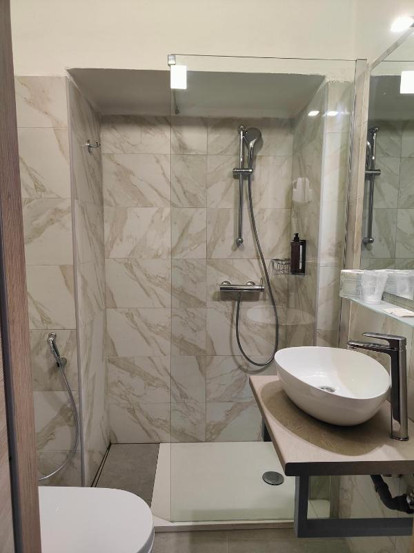 Twin Room image 4
