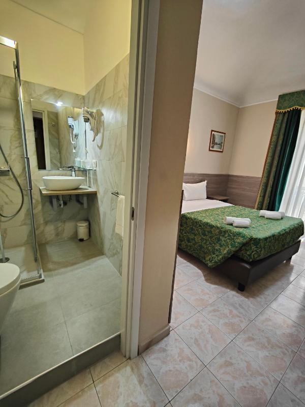 Double Room image 2
