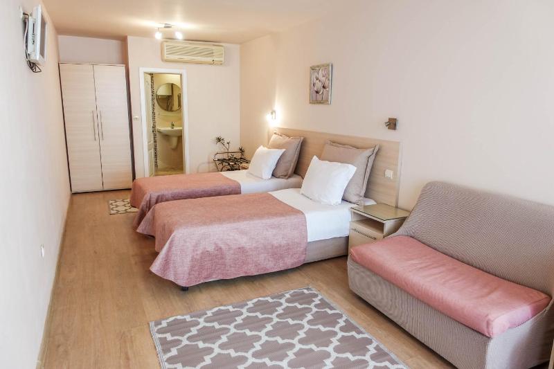 Twin Room image 1