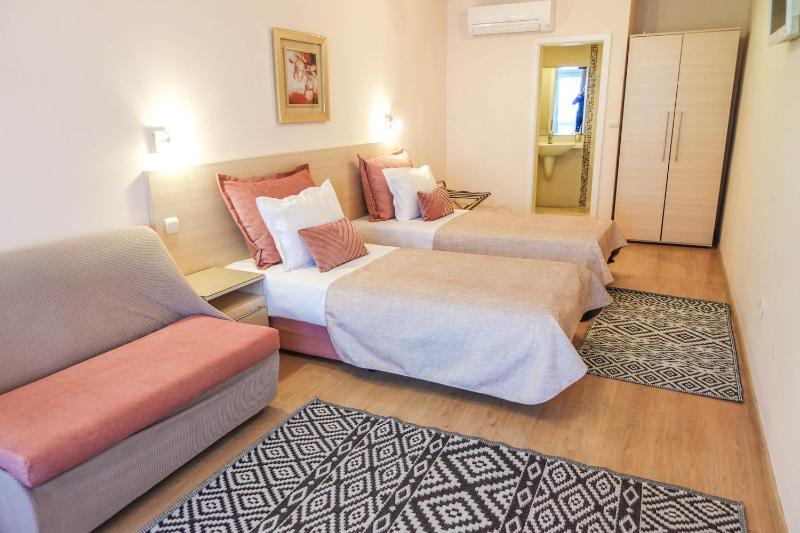Twin Room image 3