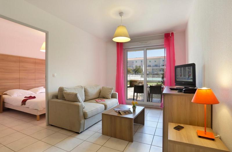 One-Bedroom Apartment with Pool View and Air-conditioning image 1