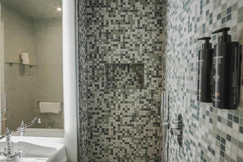 Quadruple Room image 2