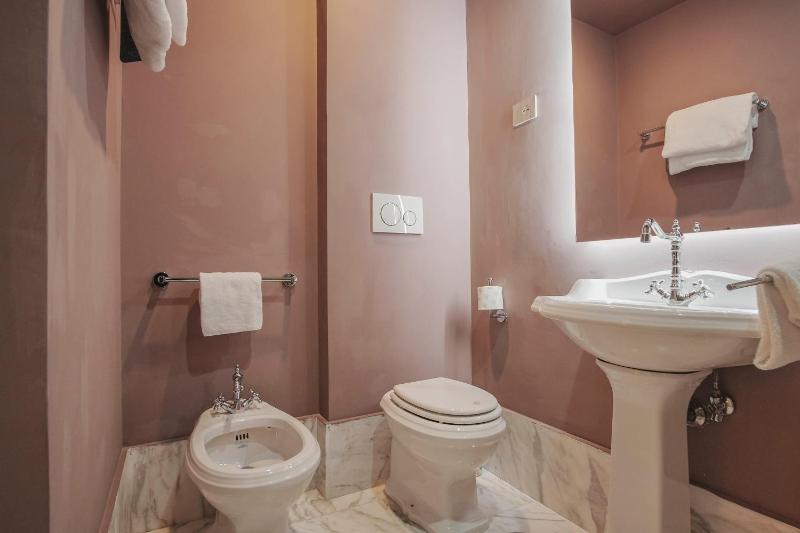 Small Double Room image 3