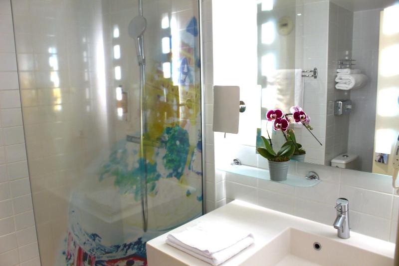 Standard Room with King Size Bed image 4