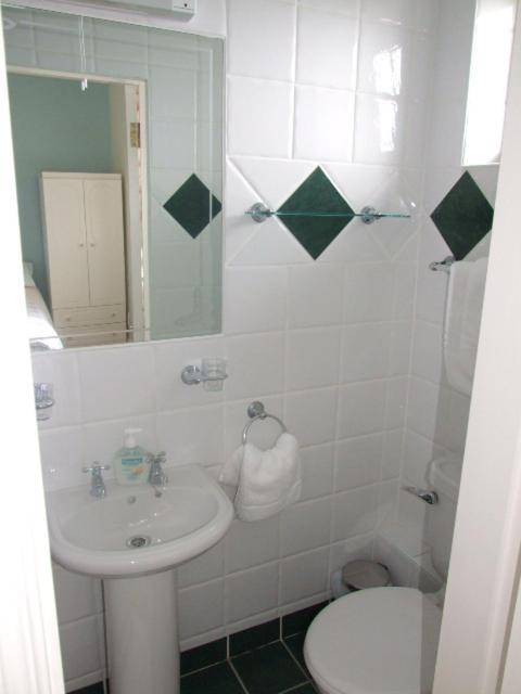 Twin Room image 3