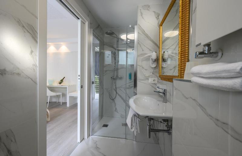 Deluxe Room with Side Sea View image 2