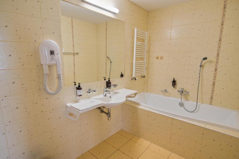 Double Room with Extra Bed image 3