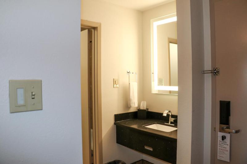 Queen Room with Two Queen Beds - Non-Smoking image 3