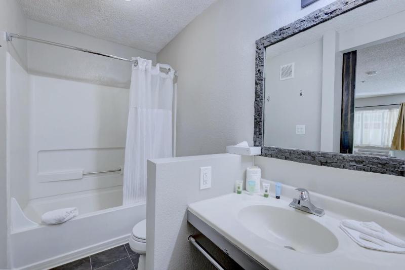 King Room with Pool View image 1