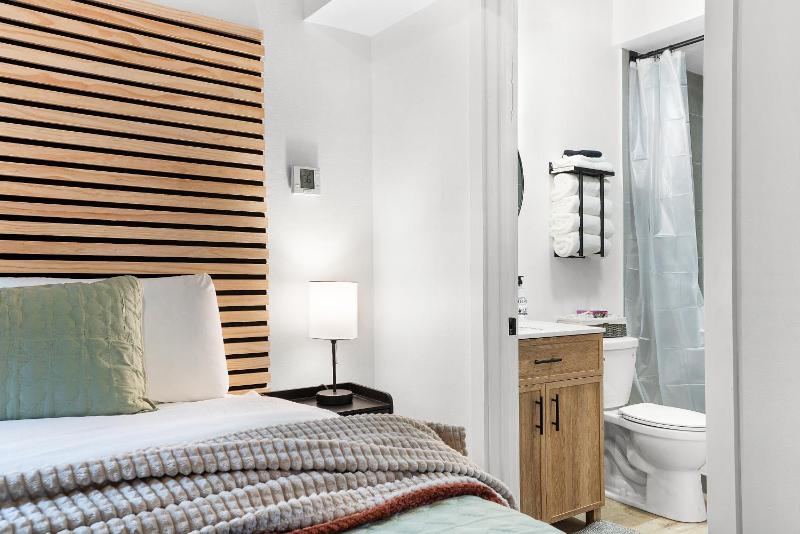 Standard Queen Room image 4