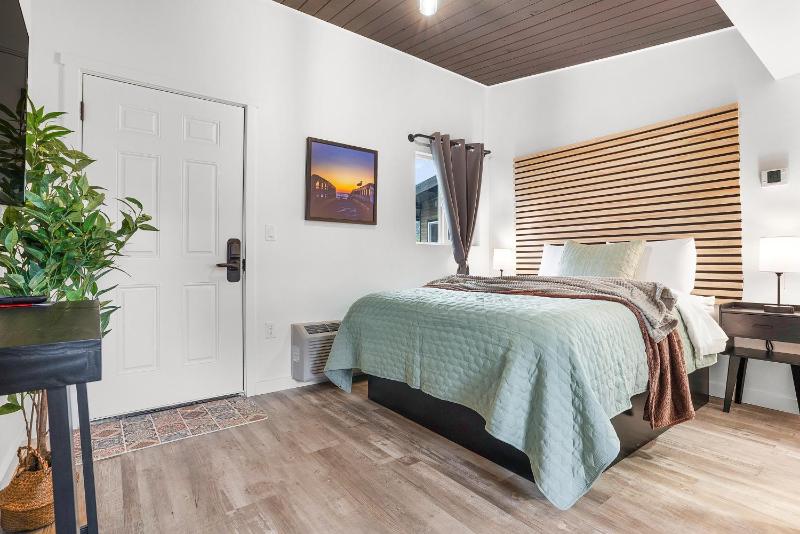 Standard Queen Room image 2