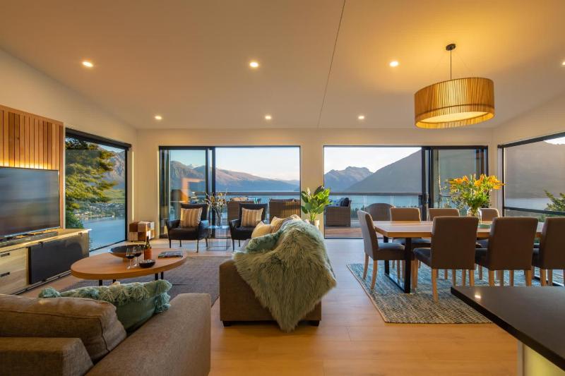 Highlands House- Lake Views- Free Parking- AC- BBQ - image 22