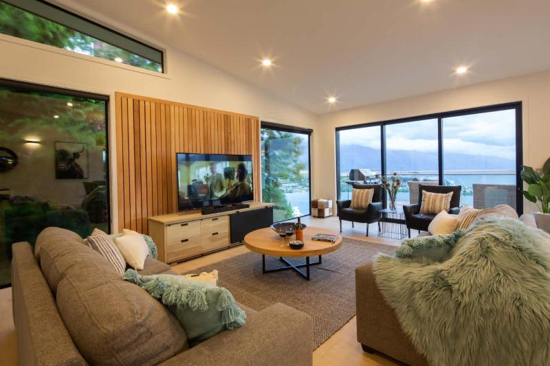 Highlands House- Lake Views- Free Parking- AC- BBQ - image 6