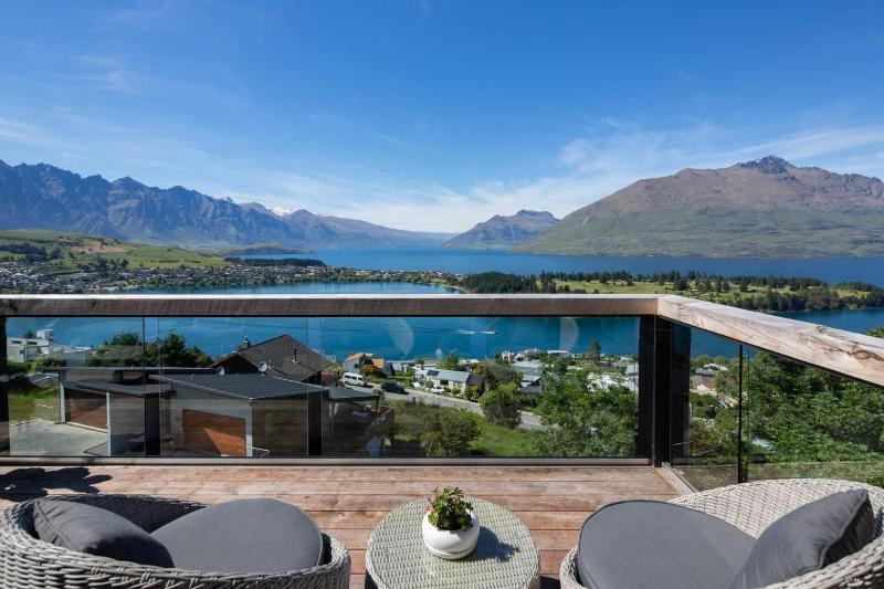 Highlands House- Lake Views- Free Parking- AC- BBQ - image 4