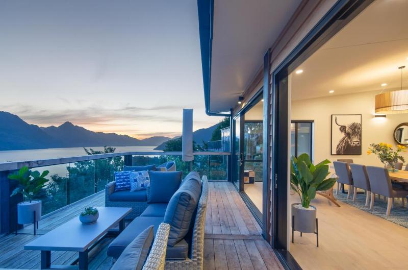 Highlands Lodge- Free Parking- BBQ- AC- Lake Views - image 3