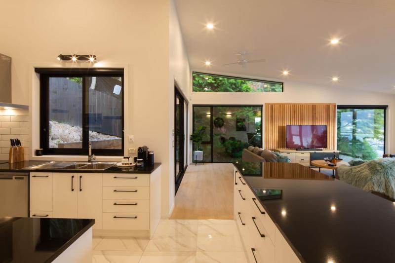 Highlands Lodge- Free Parking- BBQ- AC- Lake Views - image 36