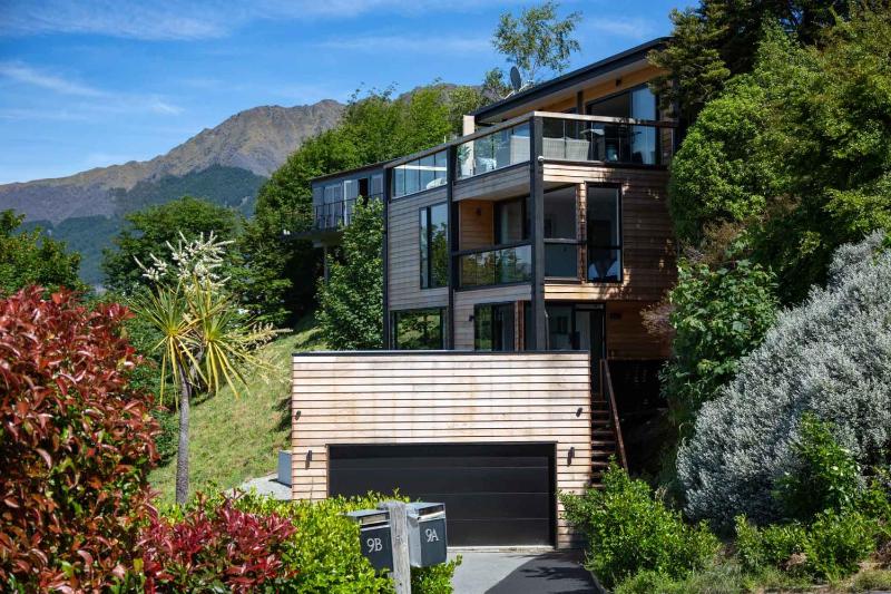 Highlands Lodge- Free Parking- BBQ- AC- Lake Views - image 12