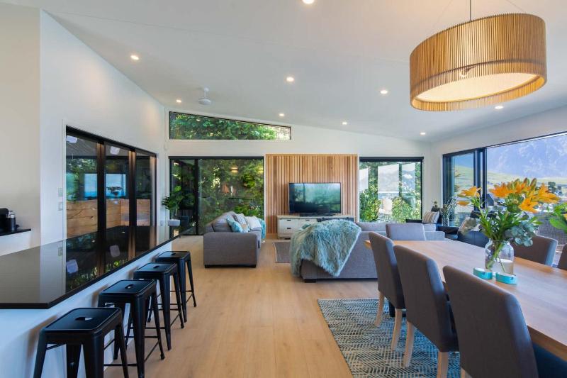 Highlands Lodge- Free Parking- BBQ- AC- Lake Views - image 30