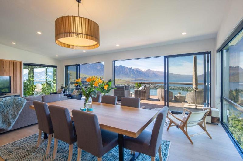 Highlands Lodge- Free Parking- BBQ- AC- Lake Views - image 17