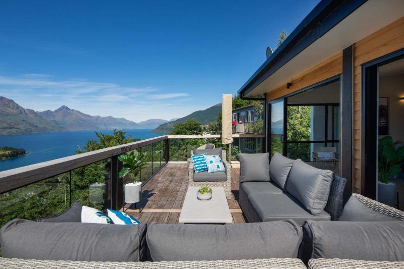 Highlands Lodge- Free Parking- BBQ- AC- Lake Views - image 16