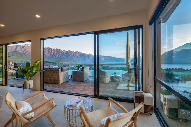 Highlands Lodge- Free Parking- BBQ- AC- Lake Views - image 10
