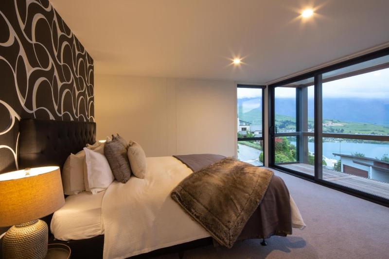 Highlands Lodge- Free Parking- BBQ- AC- Lake Views - image 23