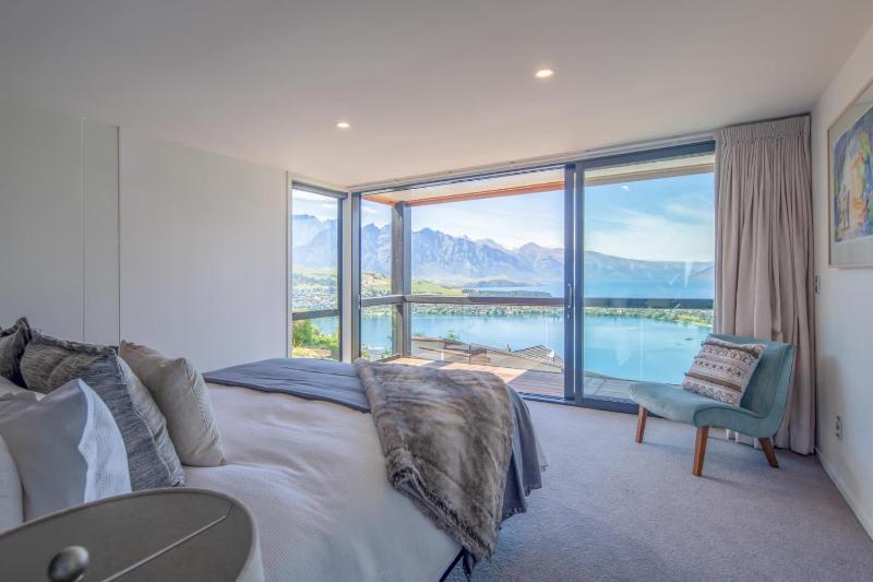 Highlands Lodge- Free Parking- BBQ- AC- Lake Views - image 15